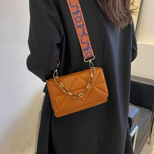 תיק בשילוב אבזם מגנטי